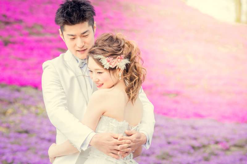 ヘアスタイルはガーリーなポニーテールに