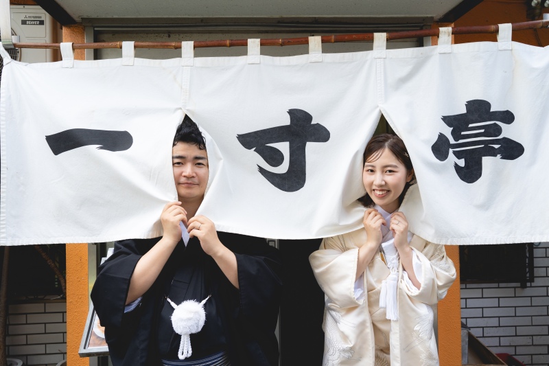 お店ののれんからひょっこり