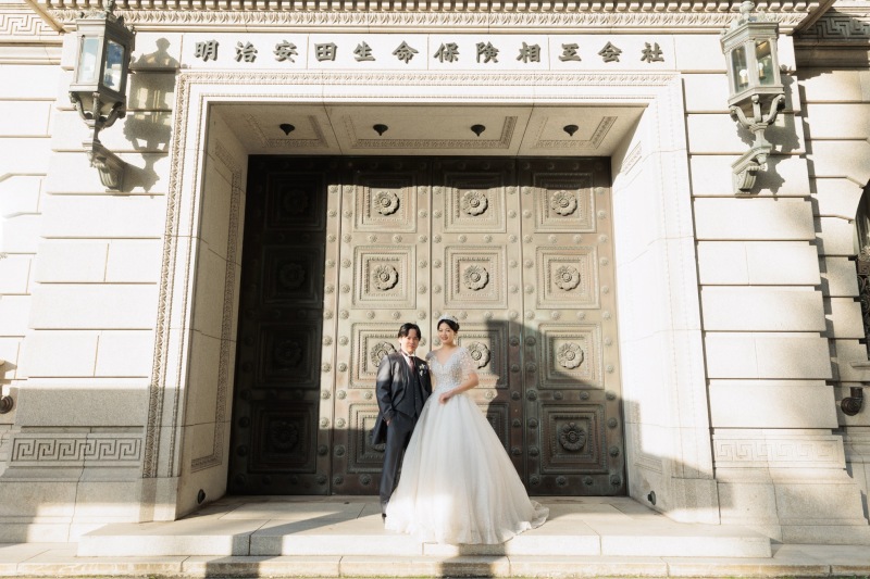 明治生命館前で