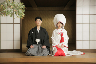 白無垢で屋内庭園ロケーション撮影