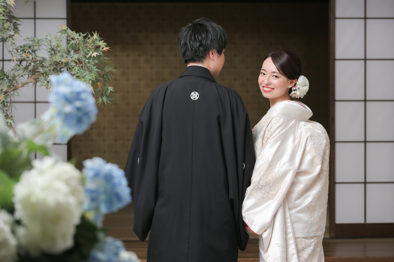 アジサイ越しの振り向きショット