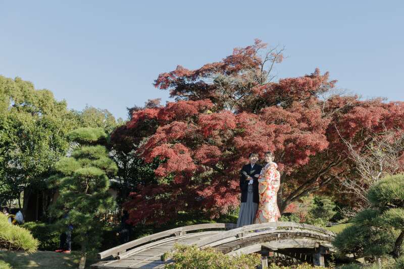 木製の橋の上で