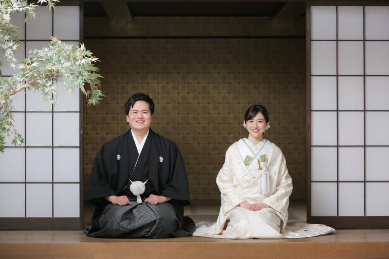 縁側での正座ショット