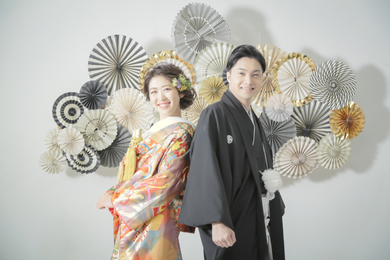 スタジオでスタイリッシュな婚礼写真を