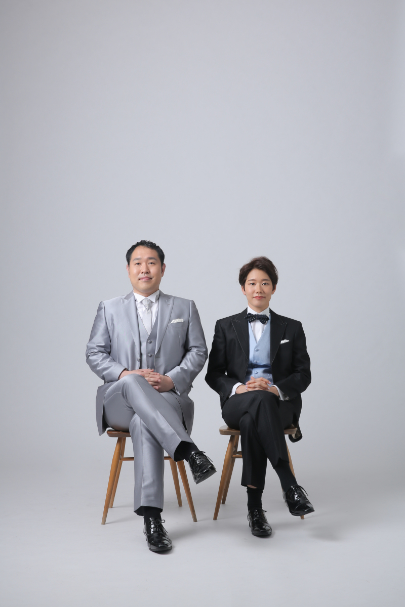 無地の背景で椅子を使ったショット