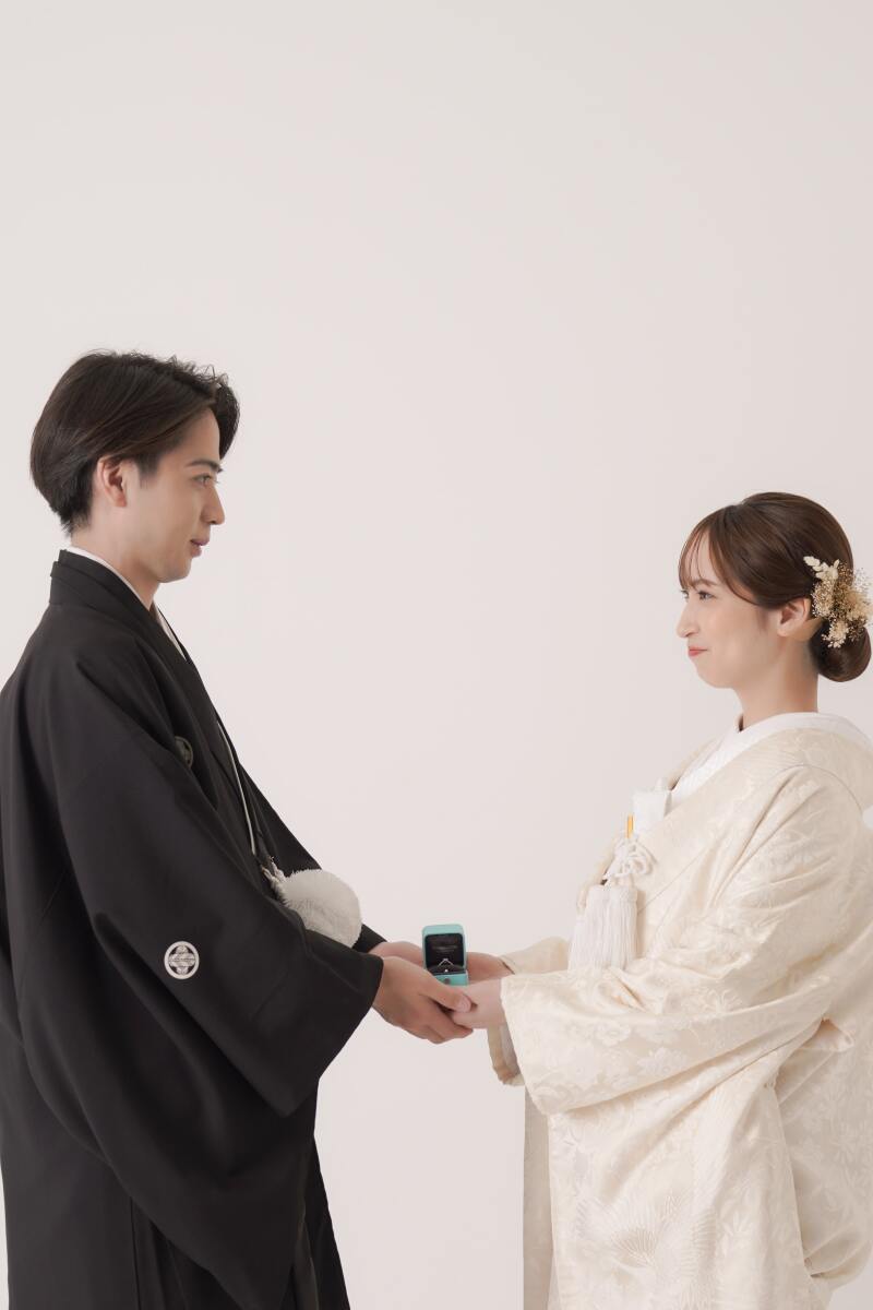 記念の指輪を持って