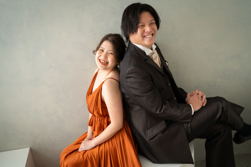 お互いに背中を預けて