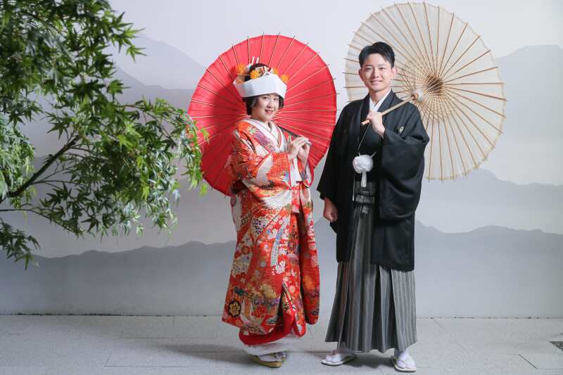 山壁をバックに