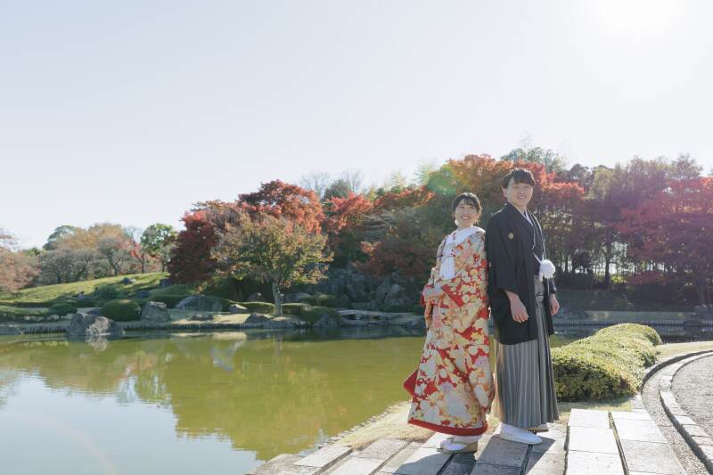 背中合わせて