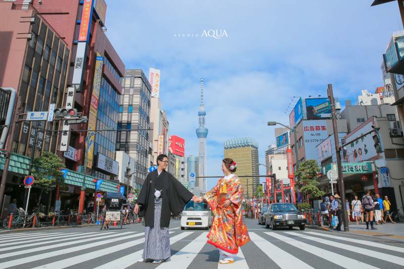 浅草の街中をバックに