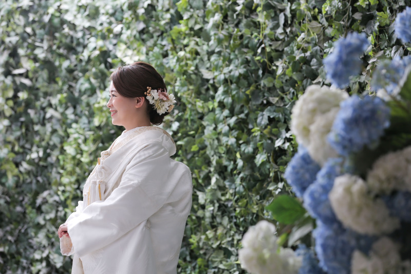 明るい日差しのもと