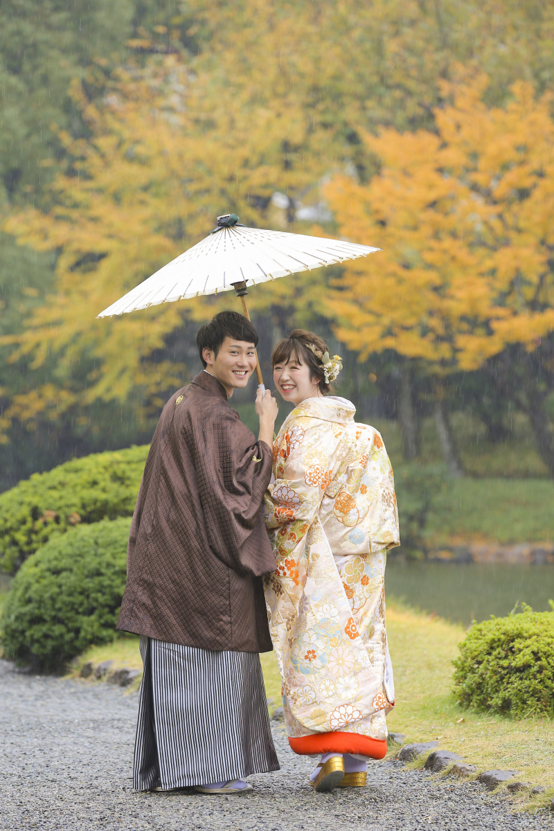 突然の雨も番傘を使って撮影します