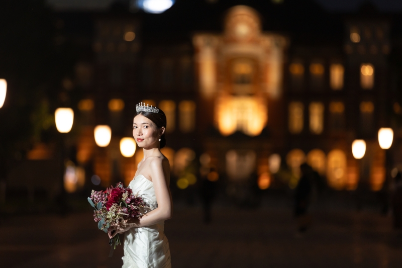 東京駅をバックに