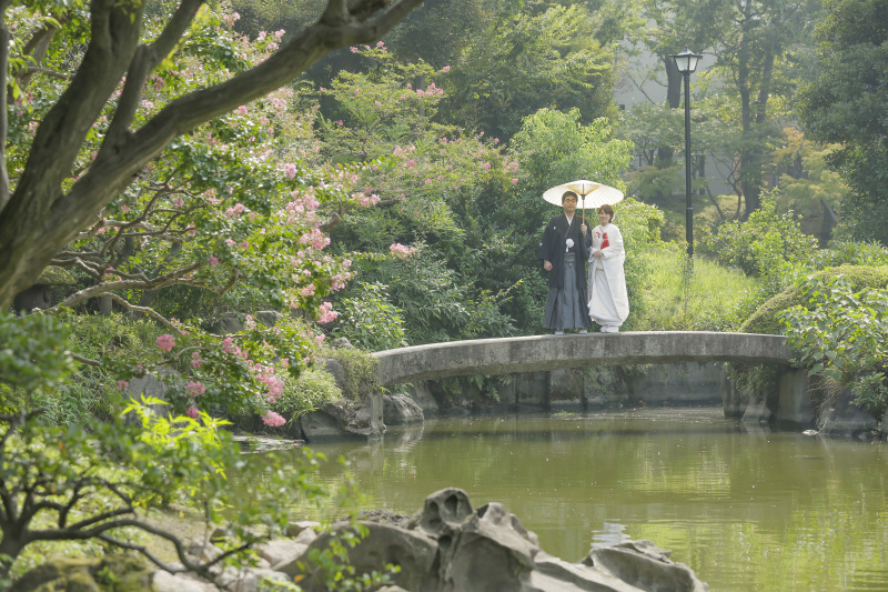 大きな池のある日本庭園