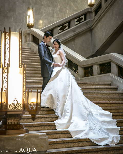 大階段に映えるロングトレーン