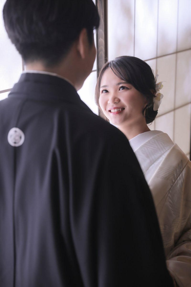 新郎様を見つめるご新婦様