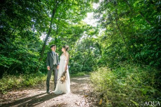 緑に包まれて幻想的なウェディングフォト