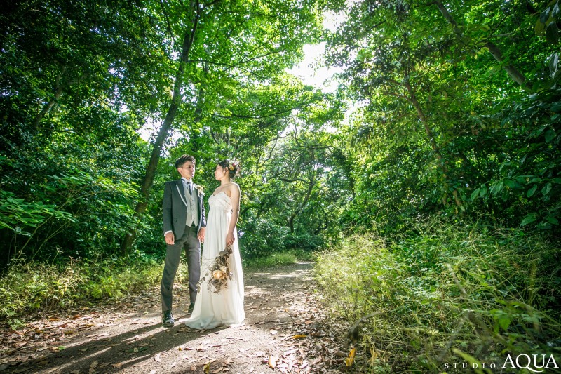 緑に包まれて幻想的なウェディングフォト