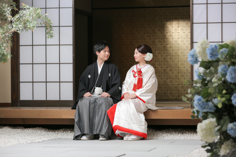 縁側でのカジュアルなショット