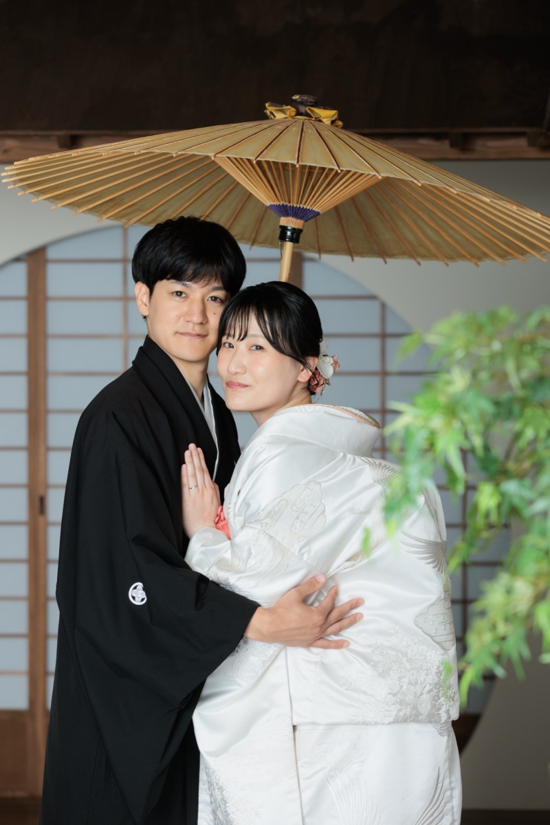 相合傘の下でぐっと寄り添って