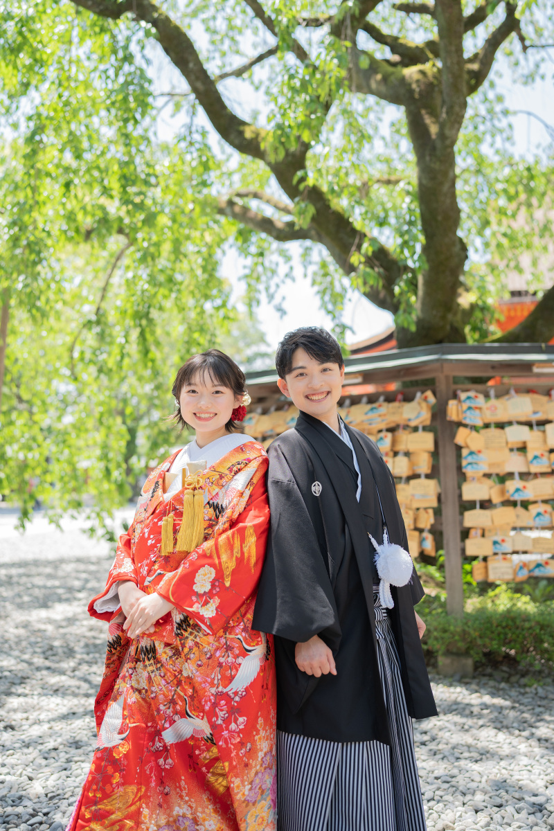 神社の境内にて