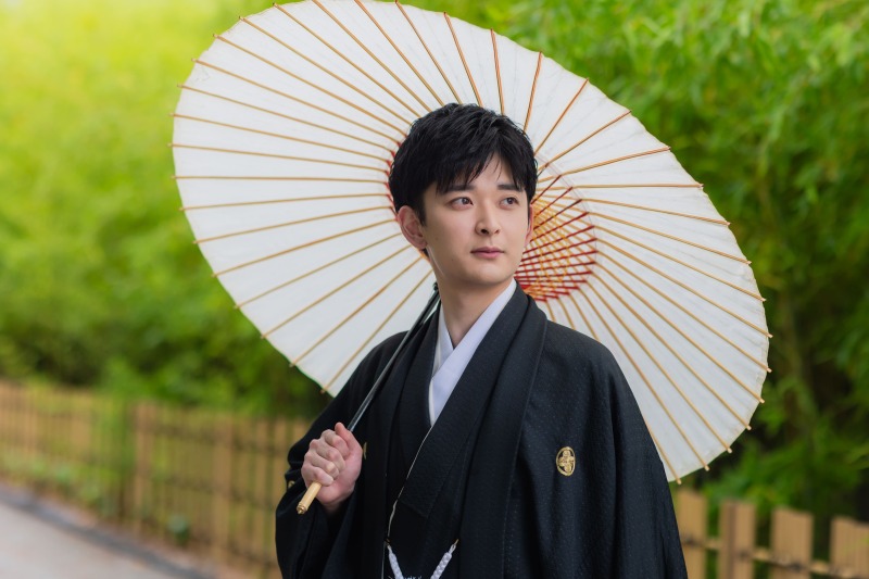 白の和傘を手に