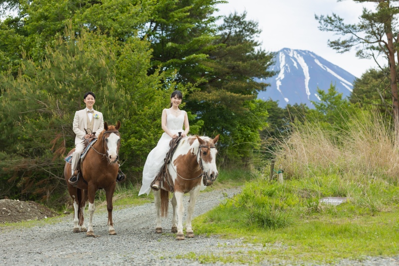富士山をバックに