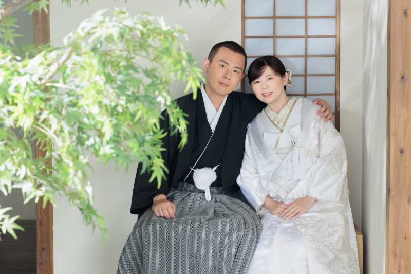 椅子に腰掛けて