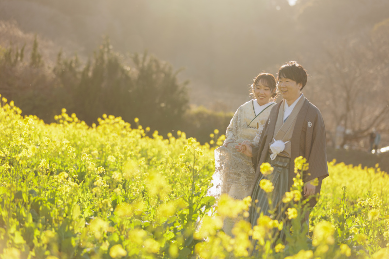 菜の花の中で