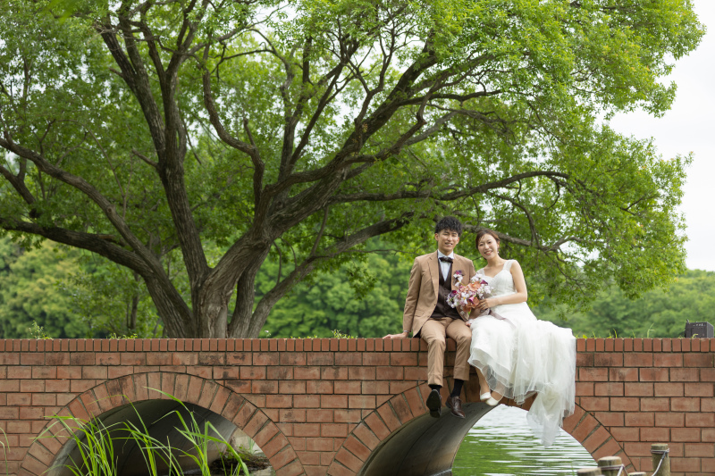 レンガの橋にちょこんと♪