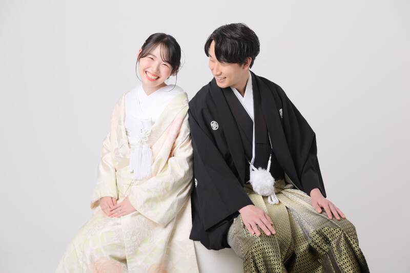 椅子に座って、、