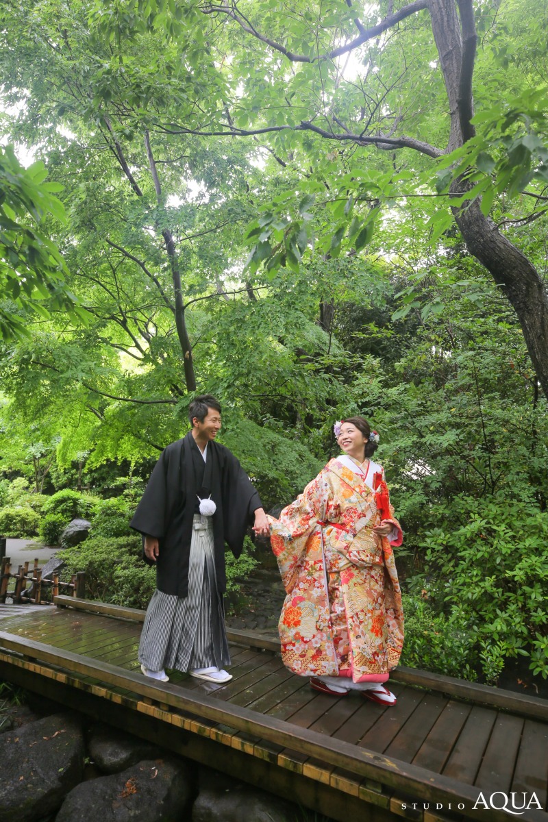 手を引いてお散歩気分