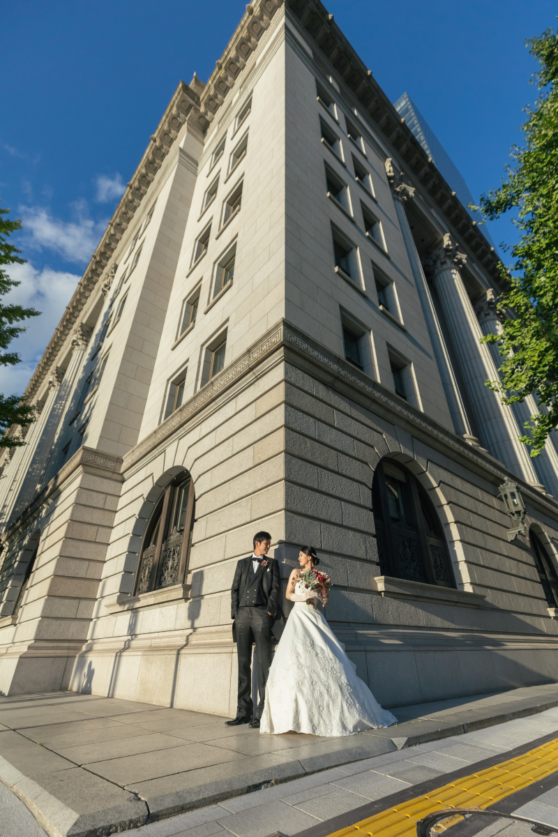 歴史的な建築物の前で