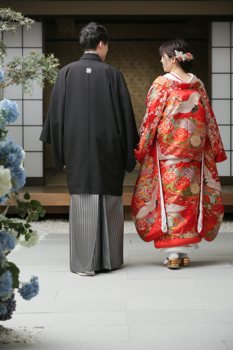 お散歩風ショットで後ろ姿も