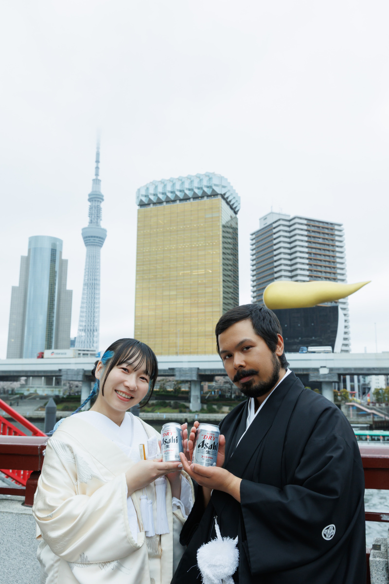 アサヒビルの前で乾杯！