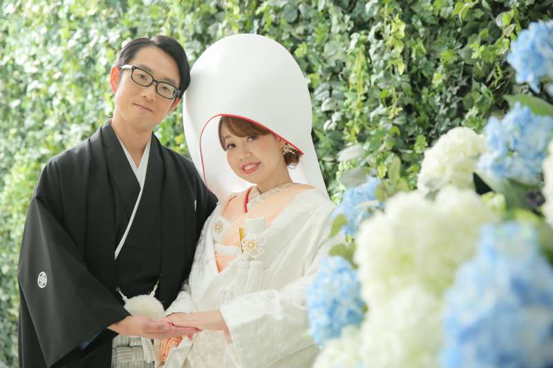 緑溢れる背景で