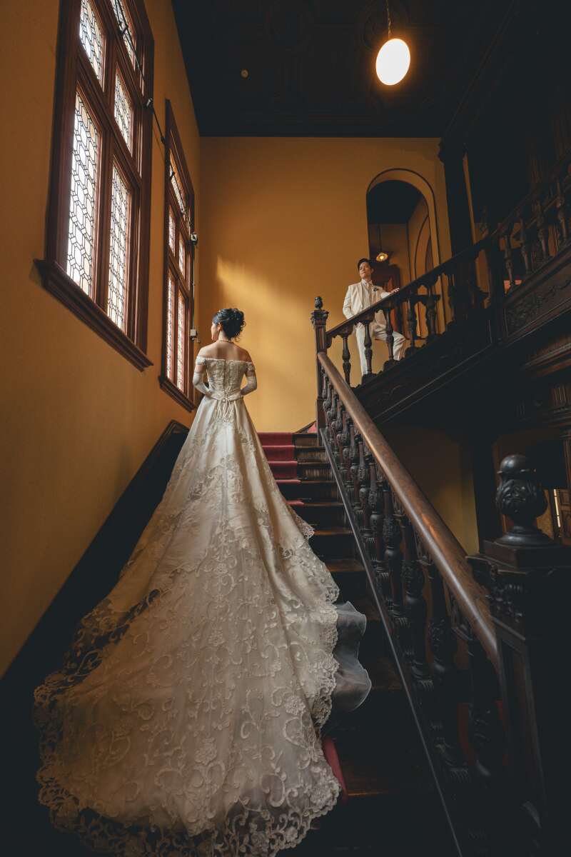 重厚感溢れる階段で