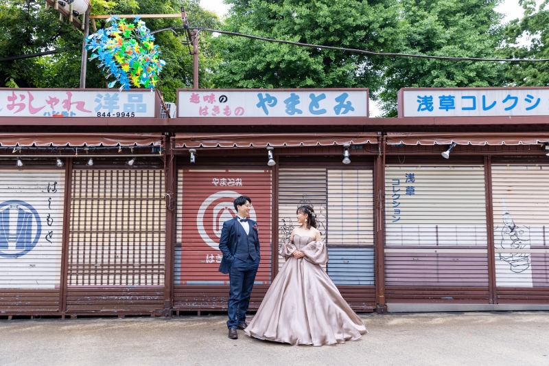 シャッターの前で