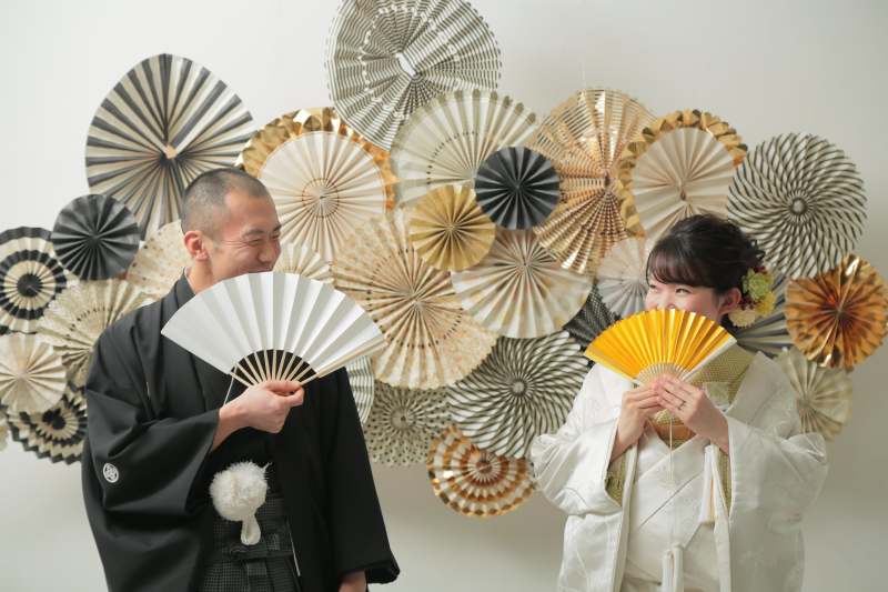 ペーパーファンの前で。