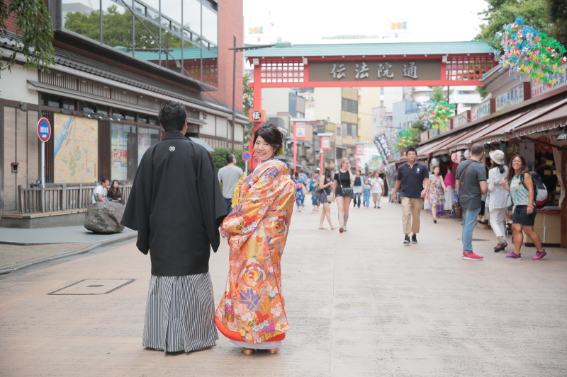 伝法院通りにて
