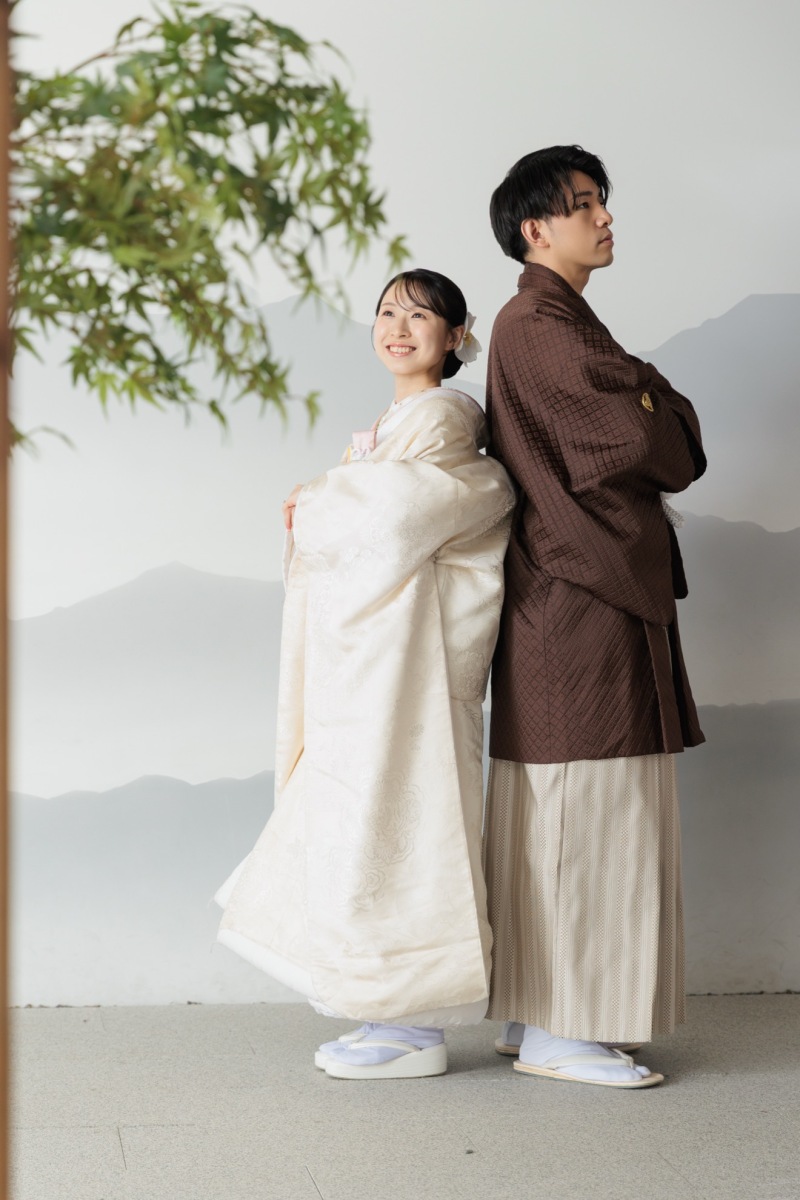 背中合わせで