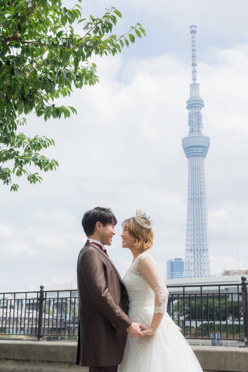 スカイツリーを背景に