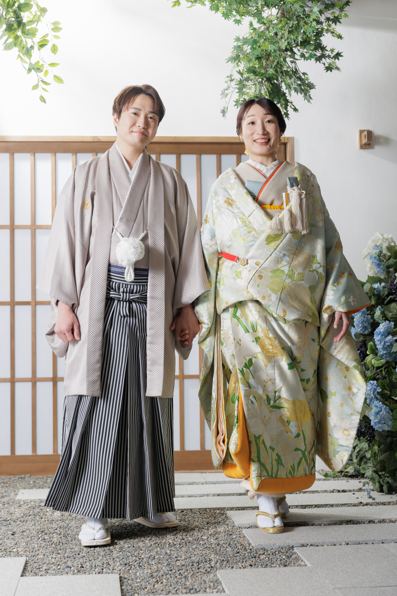 まずは手を繋いで