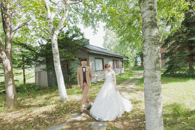 白樺の道を歩く