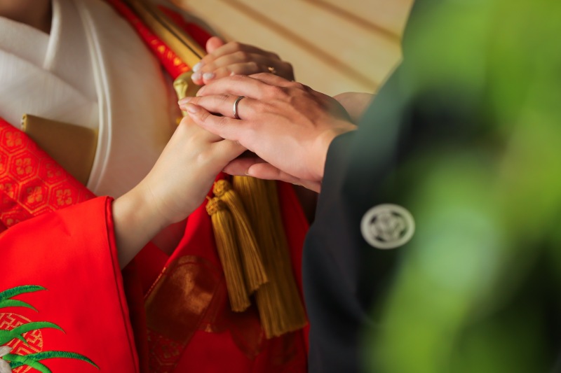 手を重ねて、そっと想いを重ねて。