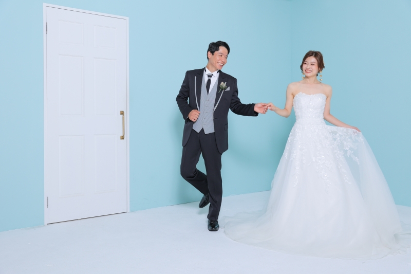 手を取り合って