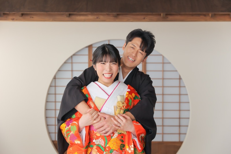 笑顔弾けるバックハグ
