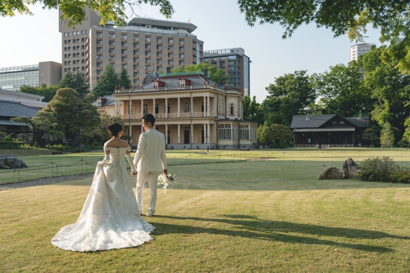 手を取って歩く二人