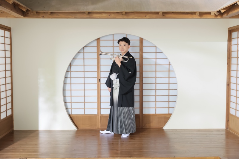 楽器を持って