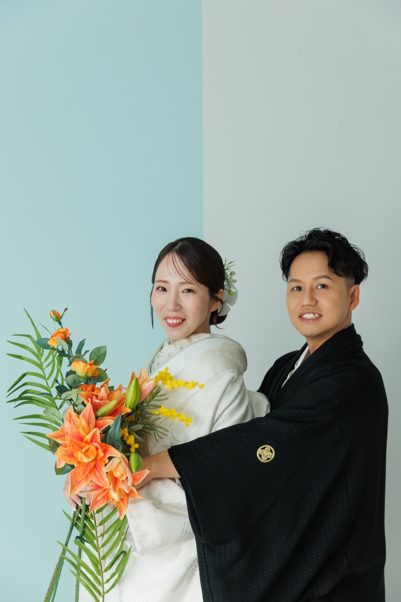 和装でも華やかなブーケと共に